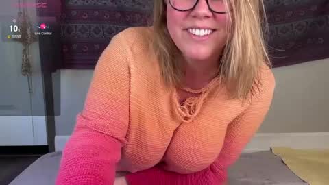 Snapshot of glitterkitty_108 chatting on October 4, 1:31 pm GlitterKitty 108 online show from October 4, 1:31 pm