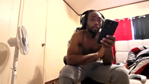 glomightyj online show from January 17, 7:01 pm