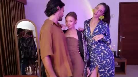   330 UTC2 girls   online show from March 31, 3:29 am