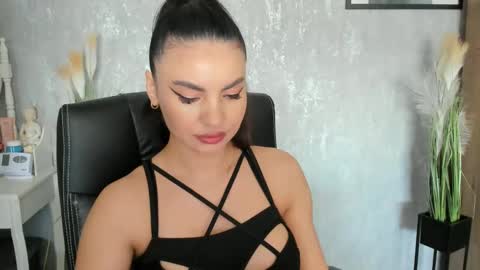 Snapshot of goddessmiaa chatting on March 7, 8:45 am Mistress online show from March 7, 8:45 am