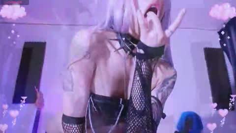 Snapshot of gothicute chatting on September 21, 9:35 am online show from September 21, 9:35 am