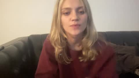 Snapshot of greeneyeddream129 chatting on December 15, 6:07 am mila 3 online show from December 15, 6:07 am