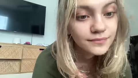 Snapshot of greeneyeddream129 chatting on February 10, 4:58 pm mila 3 online show from February 10, 4:58 pm
