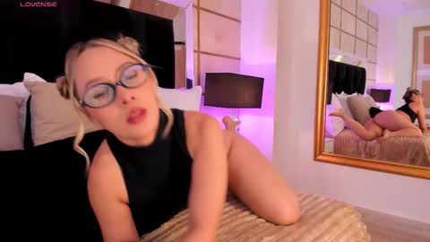 Greta Velvet  online show from December 2, 7:45 pm