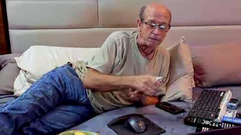 Snapshot of greyishere chatting on February 19, 12:35 am Grey.  If viewing your cam I am more likely to stay if you show your face. online show from February 19, 12:35 am