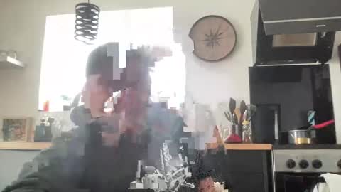 guil0 online show from March 1, 5:06 pm