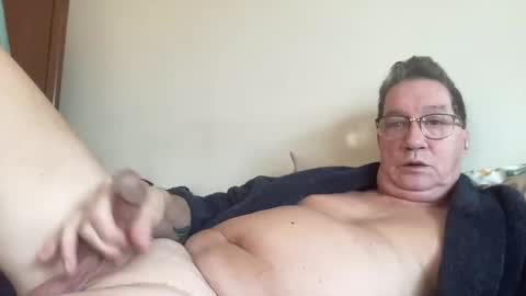 Snapshot of gwashere4u chatting on December 2, 2:14 pm gwashere4u online show from December 2, 2:14 pm