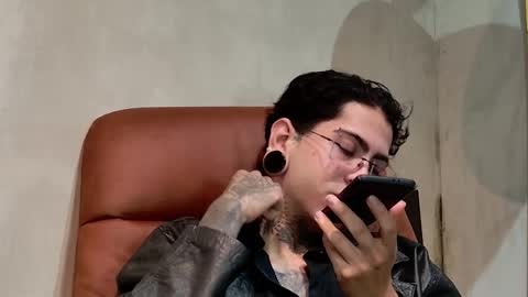 Snapshot of hades_hellhunt chatting on October 13, 2:30 pm hades_hellhunt online show from October 13, 2:30 pm
