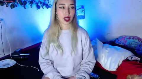 Snapshot of hallie_cam chatting on October 16, 9:13 pm reashell online show from October 16, 9:13 pm