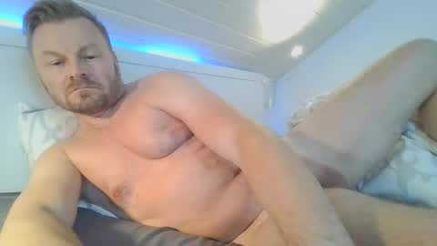 Snapshot of handsomebody22 chatting on December 6, 11:41 pm Handsomebody online show from December 6, 11:41 pm