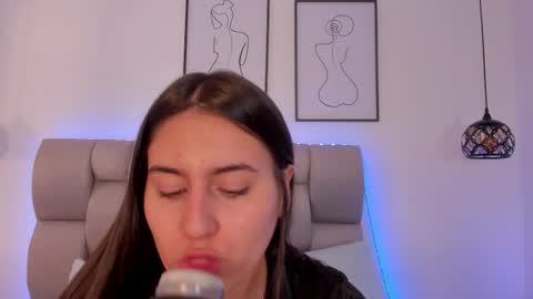 hanna__evans_ online show from February 13, 12:30 pm