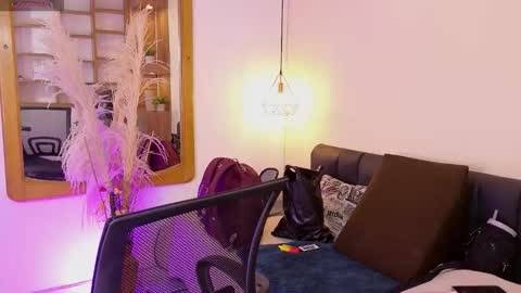 Hannah Williams online show from February 10, 2:47 am