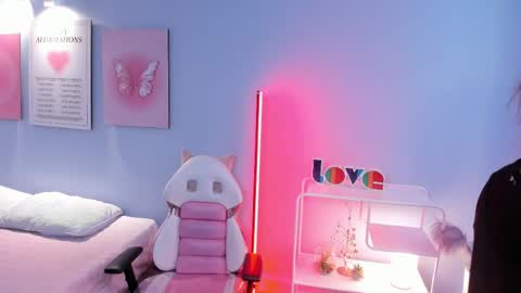 Hannah online show from April 8, 12:30 pm