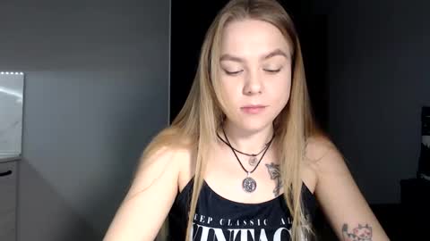 happy_fox_ online show from February 26, 4:43 pm