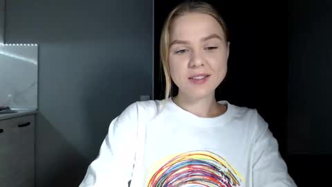 happy_fox_ online show from October 19, 7:40 pm