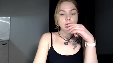 happy_fox_ online show from April 23, 8:43 pm