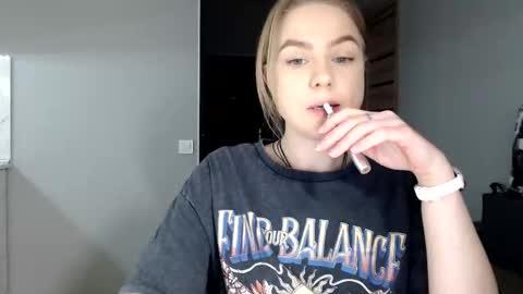 happy_fox_ online show from March 22, 8:46 pm