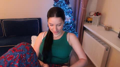 Snapshot of heaven_chloe chatting on January 14, 5:56 pm Heaven girl online show from January 14, 5:56 pm