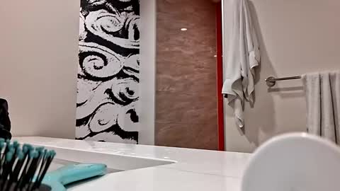 hellokitten123 online show from April 10, 5:46 am