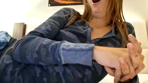 hellokitten123 online show from April 6, 4:46 am