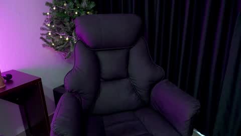 Snapshot of heykittyy chatting on December 11, 4:18 am Hi guys You can call me Kitty online show from December 11, 4:18 am