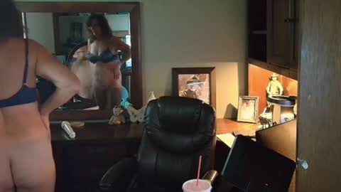 Snapshot of hidden_gold_milf chatting on October 7, 9:55 pm hidden_gold_milf online show from October 7, 9:55 pm