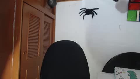 hilaril18 online show from October 25, 12:44 am