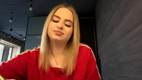 Mia online show from April 18, 9:22 am