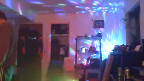 hobbes80 online show from December 3, 5:59 am