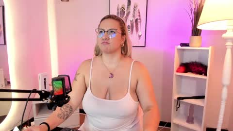 Hollie online show from April 23, 12:24 pm