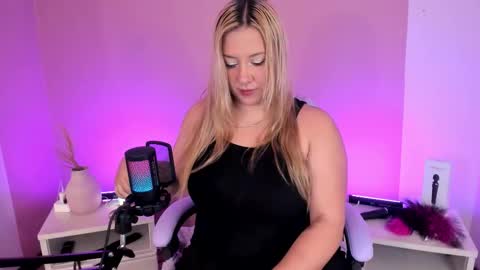 Hollie online show from January 10, 12:10 pm