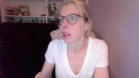 holly_bourbon online show from March 26, 11:32 pm