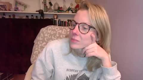 holly_bourbon online show from November 21, 2:42 am