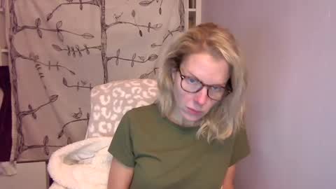 holly_bourbon online show from October 16, 2:33 am