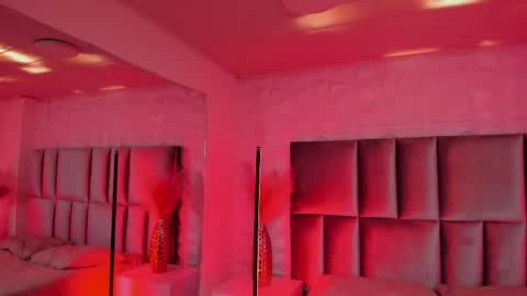 hollypeach_ online show from April 24, 8:00 pm