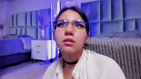 hollypeach_ online show from March 10, 8:57 pm