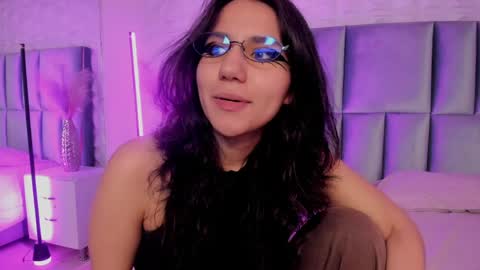 hollypeach_ online show from April 7, 7:38 pm