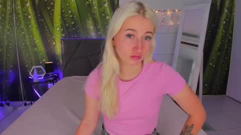 HollyTaillor online show from September 19, 5:22 am