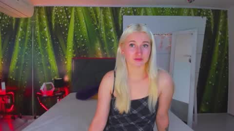 HollyTaillor online show from October 17, 11:58 am