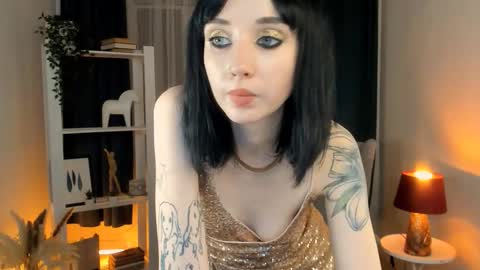 Holly online show from November 12, 3:47 pm