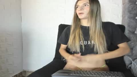 honey_darcy online show from June 1, 4:58 am