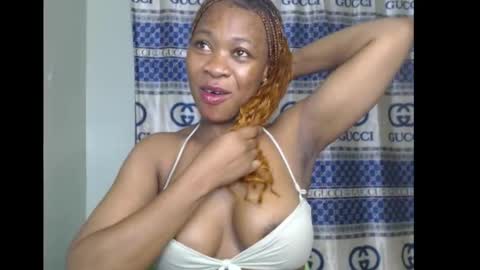 Snapshot of honey_dollxx chatting on October 11, 7:06 pm Flora online show from October 11, 7:06 pm