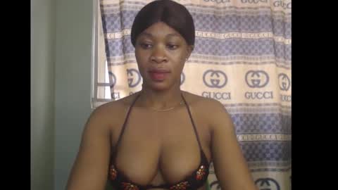 Snapshot of honey_dollxx chatting on October 23, 9:00 am Flora online show from October 23, 9:00 am