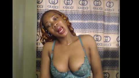 Snapshot of honey_dollxx chatting on October 5, 1:08 pm Flora online show from October 5, 1:08 pm