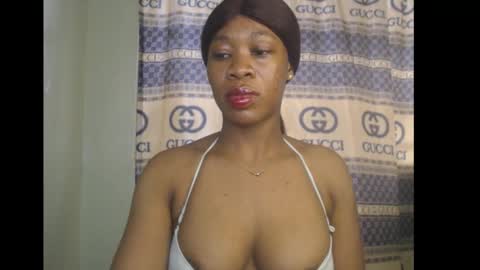 Snapshot of honey_dollxx chatting on October 22, 8:39 am Flora online show from October 22, 8:39 am