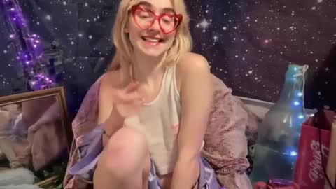 Snapshot of honeyxlimbed chatting on February 22, 7:01 am Emi Rose online show from February 22, 7:01 am