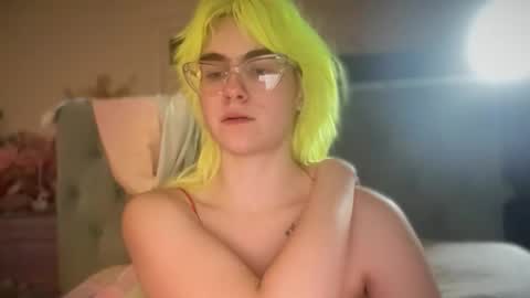 Emi Rose online show from December 21, 8:32 am