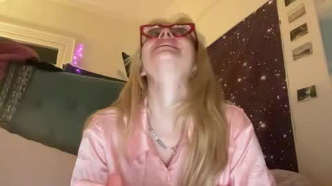 Snapshot of honeyxlimbed chatting on February 8, 6:54 am Emi Rose online show from February 8, 6:54 am