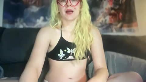 Snapshot of honeyxlimbed chatting on October 21, 3:22 am Emi Rose online show from October 21, 3:22 am