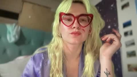 Snapshot of honeyxlimbed chatting on October 18, 4:49 am Emi Rose online show from October 18, 4:49 am